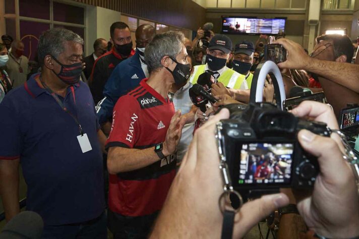 Paulo Sousa falou rapidamente com os jornalistas e confirmou que irá ao CT do Ninho do Urubu nesta sexta-feira.