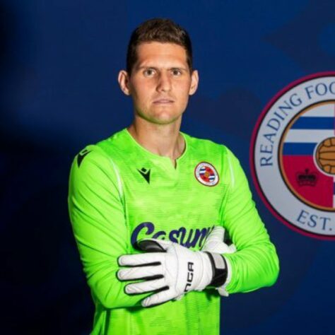 NO RADAR - O goleiro Rafael Cabral tem negociações avançadas para rescindir com o Reading, da segunda divisão Inglesa. Pouco utilizado e com vínculo até o meio do ano, o arqueiro é pretendido pelo Cruzeiro, que perdeu Fábio recentemente. Segundo apuração do DIÁRIO DO PEIXE, outros clubes do futebol nacional procuraram Cabral.