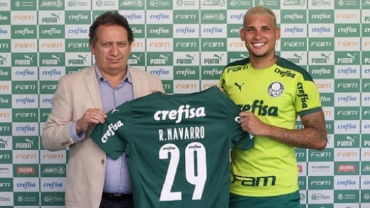 FECHADO! - O Palmeiras apresentou nesta sexta-feira o atacante Rafael Navarro. Agora vestindo a camisa 29 do Verdão, Navarro foi contratado quando estava sem contrato após deixar o Botafogo e fazer uma boa Série B do Brasileirão em 2021.