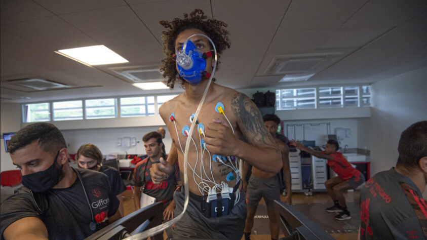 O elenco principal do Flamengo se reapresentou no Ninho do Urubu, na manhã desta segunda-feira, para a temporada 2022. A única ausência foi a de Matheuzinho, diagnosticado com Covid-19. Veja imagens da reapresentação a seguir!