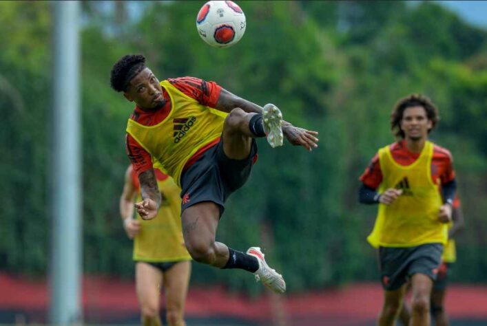 O Flamengo anunciou, nesta sexta-feira, a contratação de Marinho, que assinou até dezembro de 2023, após deixar o Santos. E o novo camisa 31 já fez testes físicos e treinou com o elenco hoje (28). Veja imagens do primeiro dia dele no Rubro-Negro!