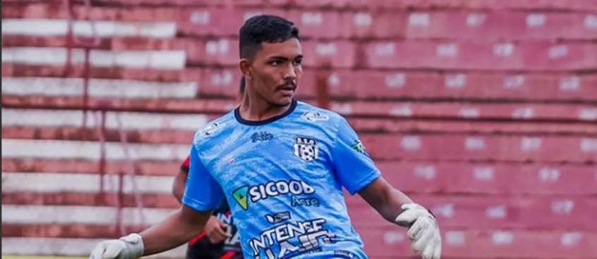 NEGOCIANDO - O Botafogo monitora jogadores que aparecem com boas atuações na Copinha. O nome da vez é o de Tomate, que teve holofotes dentro e fora de campo. O Alvinegro intensificou as conversas com o goleiro de 18 anos e está perto de contratá-lo para a equipe sub-20.