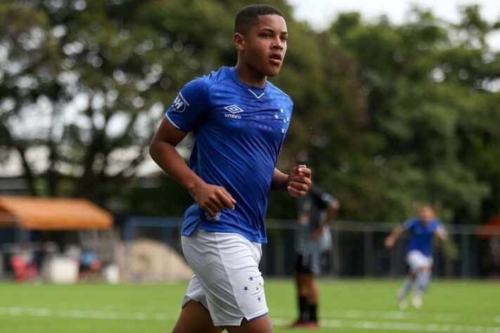 Vitor Roque (Cruzeiro) - Atacante de 16 anos, já jogou pelo profissional e já tem multa de 300 milhões de euros para o exterior, de acordo com o portal "O Tempo"..