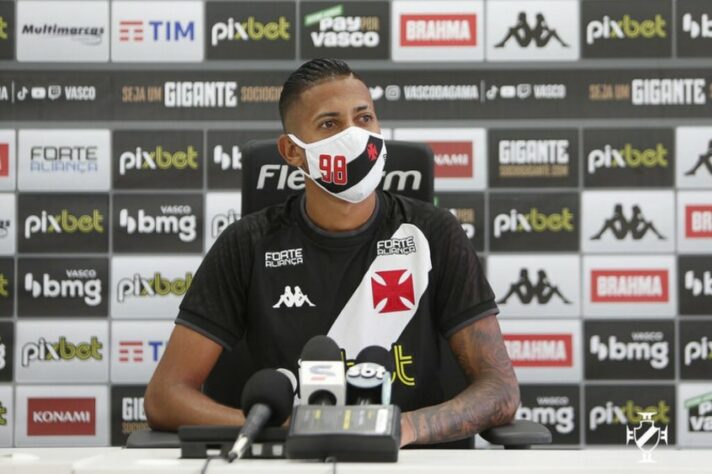 FECHADO! - Ao longo da semana, o Vasco tem apresentado seus reforços para a temporada 2022. Nesta quinta-feira, além do meia Isaque, o lateral-direito Weverton também respondeu às perguntas dos jornalistas. Aos 22 anos, ele chega por empréstimo vindo do Red Bul Bragantino.