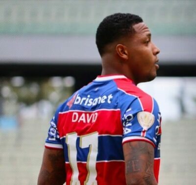 NO RADAR - O Internacional está forte no mercado visando reforçar o seu sistema ofensivo para 2022. O clube tem tudo encaminhado com Wesley Moraes e Nikão, mas não quer parar por aí. O atacante David, do Fortaleza, é o novo alvo colorado.  A diretoria trabalha com a possibilidade de não conseguir a contratação de Marinho, do Santos, que prefere uma saída para o exterior. Portanto, David seria a primeira opção caso a negociação com o santista não tenha êxito. 