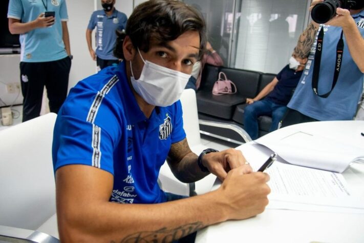 FECHADO! - A camisa 10 do Santos já tem um novo dono. O meia-atacante Ricardo Goulart, de 30 anos, é o novo reforço do Peixe e usará o manto sagrado que já foi do Rei Pelé. Ele assinou contrato até dezembro de 2023.