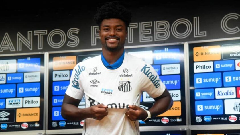 FECHADO! - O zagueiro Eduardo Bauermann foi apresentado oficialmente como novo reforço do Santos em entrevista coletiva. Aos 25 anos, o defensor vai vestir a camisa 4, que historicamente é usada por laterais no Peixe, e terá vínculo de três temporadas com o clube.