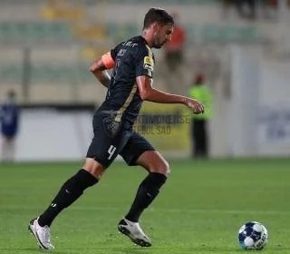 ESQUENTOU - O São Paulo busca pelo menos mais dois jogadores para fechar o elenco: um volante e um zagueiro. Quem está mais perto de chegar é o zagueiro Willyan Rocha, de 27 anos, que está no Portimonense-POR. O Tricolor acertou as bases salariais com o defensor e enviou uma proposta de empréstimo com opção de compra. 