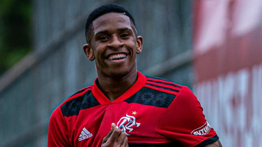 André: o atacante estreou entre os profissionais justamente na última partida do Flamengo no Brasileirão 2021, contra o Atlético-GO. Ele chegou à Gávea em 2020 depois de se destacar pelo America-RJ e tem vínculo com o Fla até 31/12/2022.