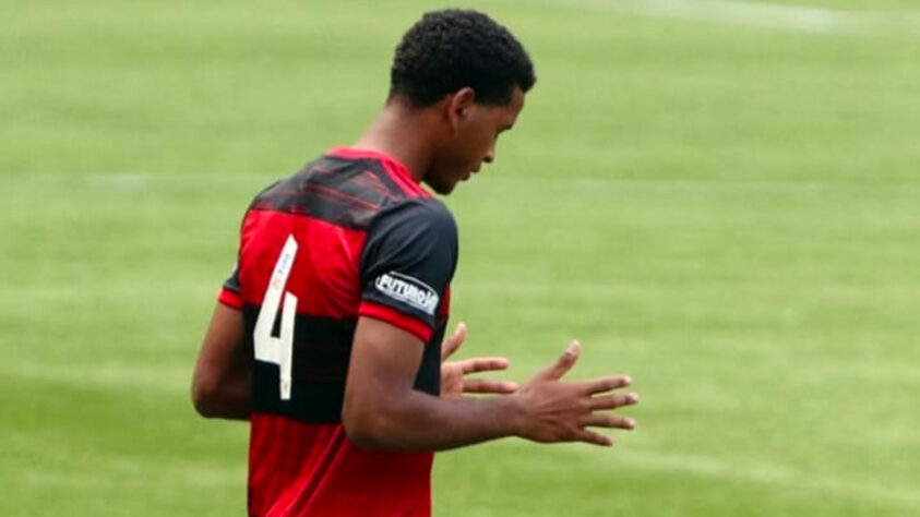 Cleiton: o zagueiro chegou ao Flamengo por empréstimo após se destacar no Canaã-BA na Copinha de 2020. Inicialmente, ele se juntou ao time sub-17 e rapidamente se firmou como um dos pilares da equipe. O clube, então, o promoveu ao sub-20 e exerceu a opção de compra. O vínculo com o Rubro-Negro vai até 31/12/2024. 