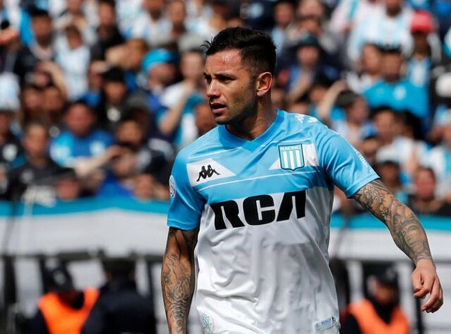 ESQUENTOU - Eugenio Mena, lateral esquerdo com passagem por vários clubes brasileiros, está de saída do Racing (Argentina), segundo informa o jornalista César Luis Merlo no site 'En Cancha’, do Chile. Na matéria, o jornalista diz que Mena já comunicou os argentinos que não deseja renovar seu contrato, além do seu próximo destino: a Universidad Católica (Chile), treinada por Ariel Holan.