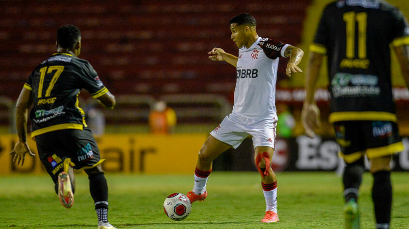 Volta Redonda - Sobe: Explorou os contra-ataques e levou perigo à meta do Flamengo. / Desce:  Falhou na transição defensiva e permitiu o avanço do adversário na segunda etapa. 