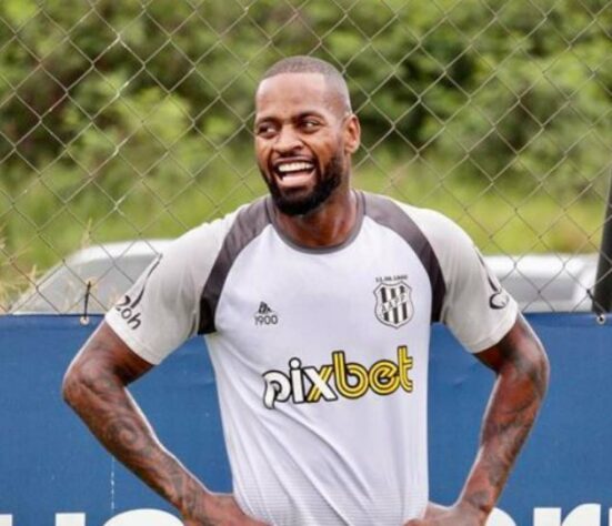 Depois de diversas lesões, o zagueiro recebeu nova oportunidade de jogar por um clube grande ao assinar com o Athletico-PR. Entretanto, entrou em campo apenas uma vez, no jogo contra o Tocantinópolis, pela Copa do Brasil, e acabou rescindindo contrato com o Furacão.