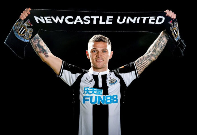 FECHADO - O lateral-direito Kieran Trippier é o primeiro reforço do novo Newcastle, que passou a ser gerenciado por um fundo de investimentos da Arábia Saudita e é considerado o "novo rico" do futebol mundial. Um dia após a imprensa inglesa publicar a informação de que o jogador estava na mira, o clube anunciou a contratação. O valor da transferência não foi revelado, mas é estimado em 12 milhões de libras (aproximadamente R$ 92 milhões).