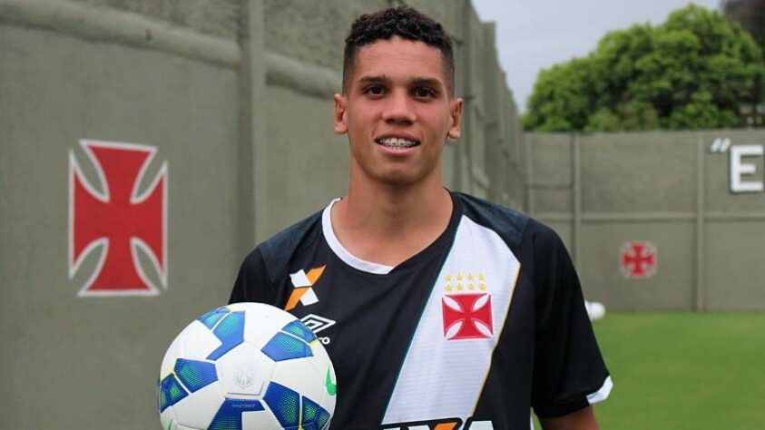 Paulinho já tinha grande destaque na base do Vasco e se comprovou no profissional. Com 17 anos, o atacante foi muito importante na campanha do Gigante da Colina no Brasileirão 2017, onde o clube conseguiu uma vaga na Pré-Libertadores. No ano seguinte, foi vendido ao Bayer Leverkusen, da Alemanha, sendo a maior venda da história do Cruz-Maltino.