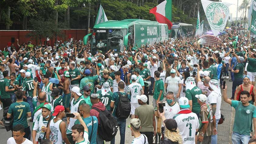 Torcedores do Palmeiras fizeram a festa em frente à Academia de Futebol para dar força ao elenco que embarcava para o Mundial de Clubes, em Abu Dhabi, nos Emirados Árabes Unidos.