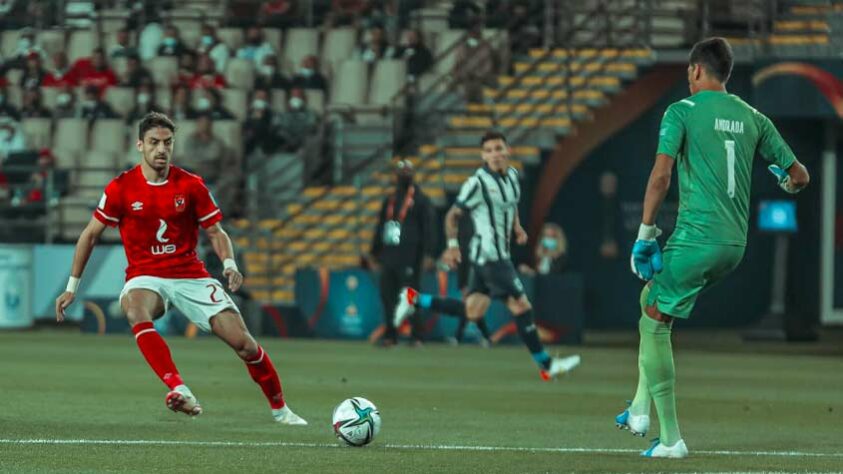 O Al Ahly defende com linha de cinco, e o Palmeiras precisará furar uma defesa que congestiona o setor.