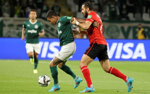 AL AHLY: Sobe - Primeiro tempo eficiente na marcação. Os egípcios mostraram que estudaram o Verdão, anulando a saída de bola pelas alas. O plano era bom, até levar o gol. Desce - No segundo tempo, chegou a assustar o Palmeiras, mas não apresentou grande eficiência ofensiva, apesar do gol anulado.