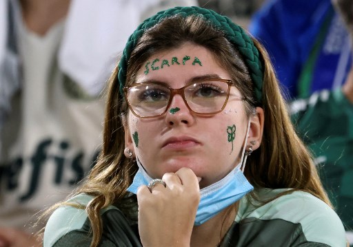 Torcedora do Palmeiras no estádio, em Abu Dhabi.