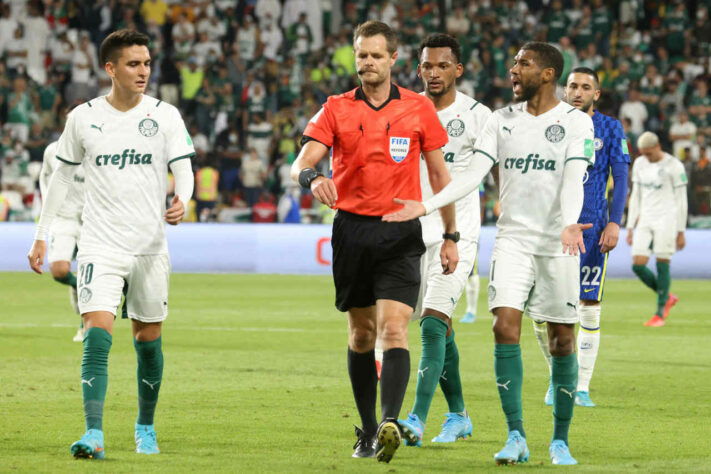 Jogadores do Palmeiras contestam pênalti marcado para o Chelsea.