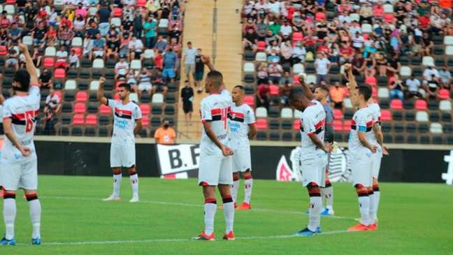 SOBE E DESCE (BOTAFOGO-SP) - Sobe: Dudu e Hélio Paraíba - O primeiro foi o principal nome na criação de jogadas do Botafogo, dando bons dribles, passes e puxando contra-ataques. Já o segundo entrou na segunda etapa e deu boa presença de área para o time de Ribeirão Preto, que pressionava o Corinthians. O gol do Botafogo foi de Hélio. / Desce: Jean Victor - O lateral deixou Róger Guedes passar livre no lance que originou o gol do Corinthians.