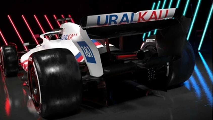 A Haas foi a primeira equipe a apresentar o carro para a temporada. O lançamento mostrou o carro com as cores da bandeira da Rússia e o patrocínio da exportadora de fertilizantes Uralkali, da Rússia. Porém, com a invasão à Ucrânia, o carro ficou branco e sem a marca da Uralkali no último dia de pré-temporada, em Barcelona. A parceria saiu do caro, mas não foi encerrada.