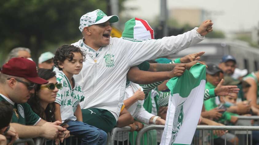 Torcedores do Palmeiras fizeram a festa em frente à Academia de Futebol para dar força ao elenco que embarcava para o Mundial de Clubes, em Abu Dhabi, nos Emirados Árabes Unidos.