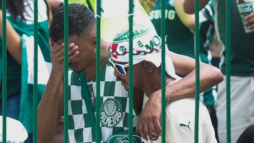 Momento de tristeza após a derrota, em São Paulo.