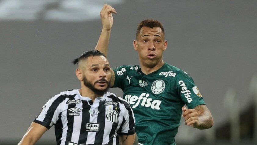 Final Libertadores 2020 - A última final entre Palmeiras e Santos foi no Maracanã, pela Libertadores de 2020. A estrela de Breno Lopes brilhou nos acréscimos do segundo tempo, e o atacante fez o gol do título do Verdão sobre o Peixe.