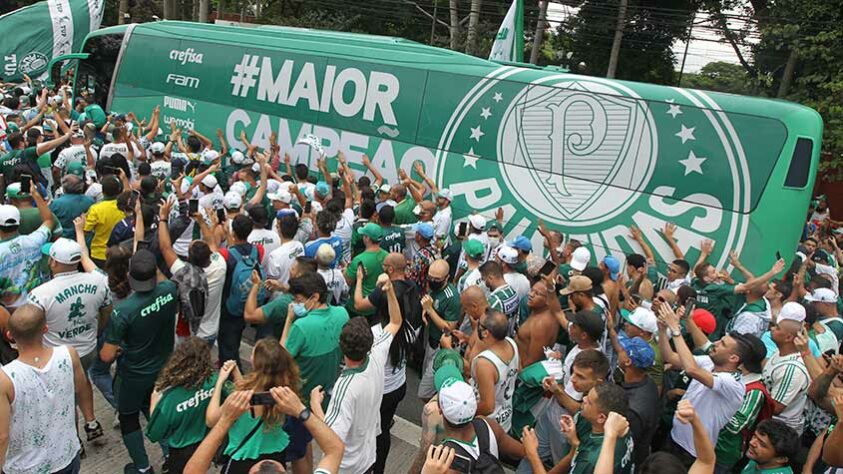 Torcedores do Palmeiras fizeram a festa em frente à Academia de Futebol para dar força ao elenco que embarcava para o Mundial de Clubes, em Abu Dhabi, nos Emirados Árabes Unidos.