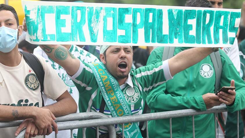 Torcedores do Palmeiras fizeram a festa em frente à Academia de Futebol para dar força ao elenco que embarcava para o Mundial de Clubes, em Abu Dhabi, nos Emirados Árabes Unidos.