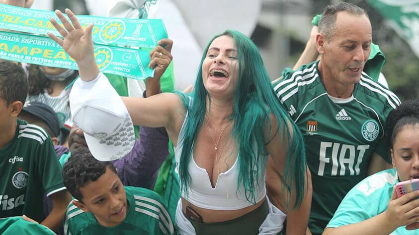 Torcedores do Palmeiras fizeram a festa em frente à Academia de Futebol para dar força ao elenco que embarcava para o Mundial de Clubes, em Abu Dhabi, nos Emirados Árabes Unidos.