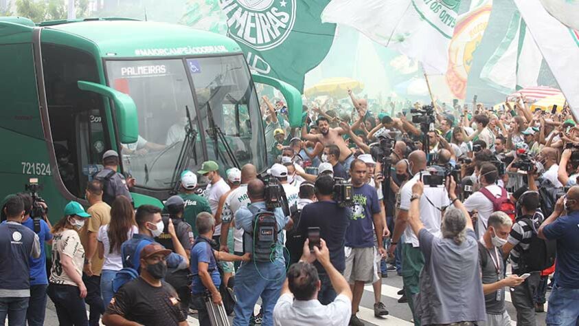 Torcedores do Palmeiras fizeram a festa em frente à Academia de Futebol para dar força ao elenco que embarcava para o Mundial de Clubes, em Abu Dhabi, nos Emirados Árabes Unidos.