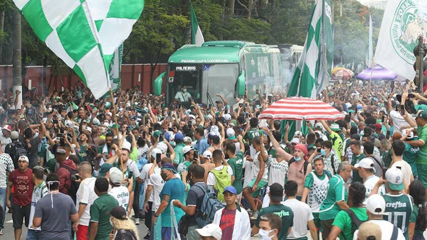 Torcedores do Palmeiras fizeram a festa em frente à Academia de Futebol para dar força ao elenco que embarcava para o Mundial de Clubes, em Abu Dhabi, nos Emirados Árabes Unidos.