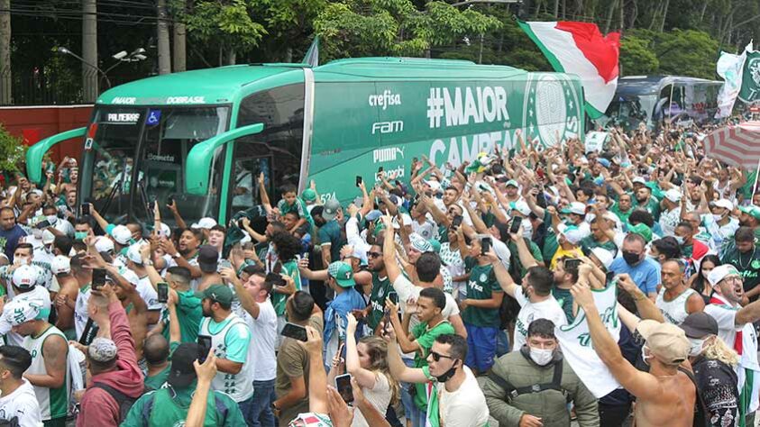 Torcedores do Palmeiras fizeram a festa em frente à Academia de Futebol para dar força ao elenco que embarcava para o Mundial de Clubes, em Abu Dhabi, nos Emirados Árabes Unidos.