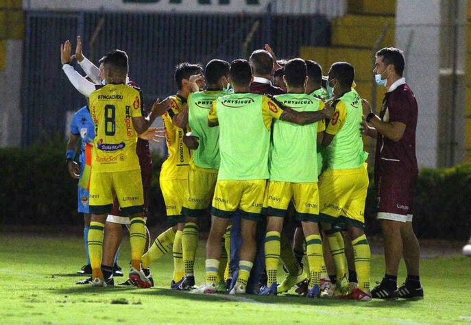 MIRASSOL - Sobe: Rodrigo Ferreira - O lateral subiu mais que os zagueiros do Corinthians e conseguiu igualar a partida ainda no primeiro tempo.// Desce: Lucão - Entrou aos cinco minutos do primeiro tempo no lugar do lesionado Rayan. Teve a infelicidade de tentar cortar o chute de Renato Augusto, mas não conseguiu afastar e complicou o goleiro Darley no lance do gol.//