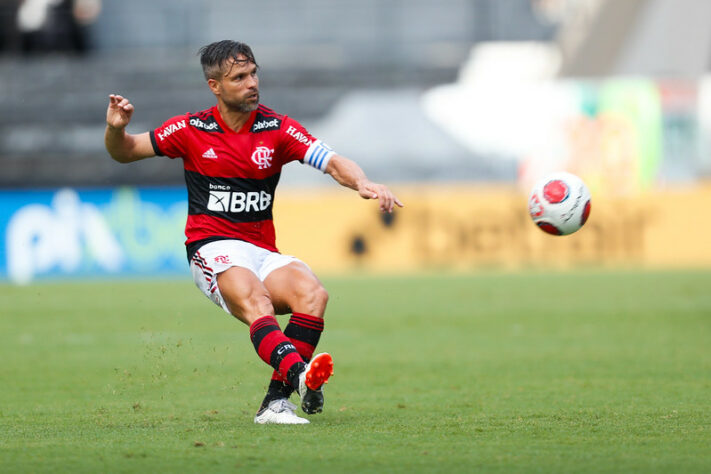 Diego (37 anos) - Clube: Flamengo - Posição: meia - Valor de mercado: 1 milhão de euros (R$ 5,7 milhões)