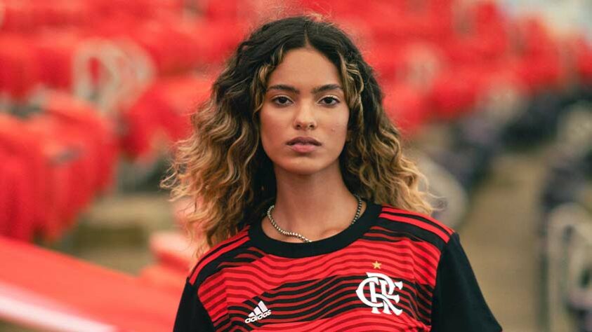 Nesta sexta, o Flamengo lançou seu novo primeiro uniforme, feito em homenagem à nação rubro-negra e inspirado nos bandeirões da arquibancada. O elenco estreará a camisa neste domingo, no jogo contra o Atlético-MG, pela Supercopa do Brasil.