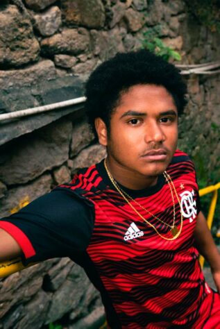 Nesta sexta, o Flamengo lançou seu novo primeiro uniforme, feito em homenagem à nação rubro-negra e inspirado nos bandeirões da arquibancada. O elenco estreará a camisa neste domingo, no jogo contra o Atlético-MG, pela Supercopa do Brasil.