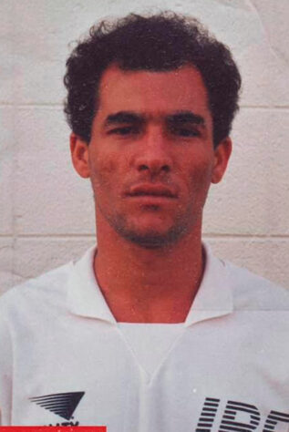 Dinho (volante): Dinho também saiu de um clube e foi direto para o outro. Ele atuou no São Paulo de 1992 a 1993, tendo duas Libertadores entre suas conquistas pelo Tricolor. Foi negociado com o Santos em 1994, mas não se adaptou, deixando o Peixe no mesmo ano. 
