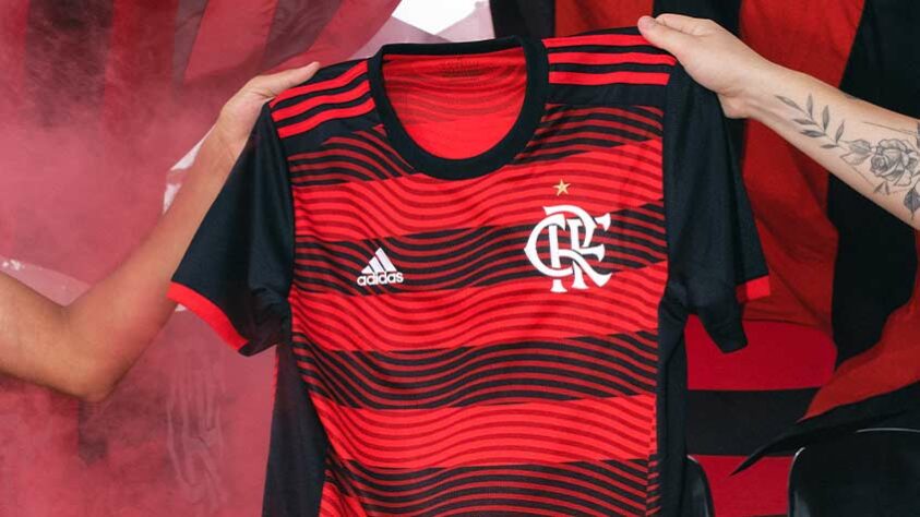 Nesta sexta, o Flamengo lançou seu novo primeiro uniforme, feito em homenagem à nação rubro-negra e inspirado nos bandeirões da arquibancada. O elenco estreará a camisa neste domingo, no jogo contra o Atlético-MG, pela Supercopa do Brasil.