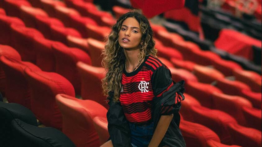 Nesta sexta, o Flamengo lançou seu novo primeiro uniforme, feito em homenagem à nação rubro-negra e inspirado nos bandeirões da arquibancada. O elenco estreará a camisa neste domingo, no jogo contra o Atlético-MG, pela Supercopa do Brasil.