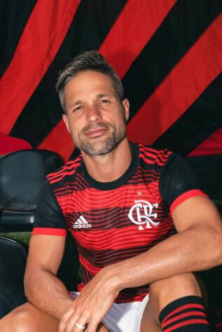 Nesta sexta, o Flamengo lançou seu novo primeiro uniforme, feito em homenagem à nação rubro-negra e inspirado nos bandeirões da arquibancada. O elenco estreará a camisa neste domingo, no jogo contra o Atlético-MG, pela Supercopa do Brasil.