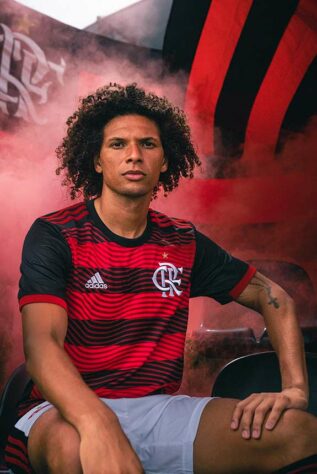 Nesta sexta, o Flamengo lançou seu novo primeiro uniforme, feito em homenagem à nação rubro-negra e inspirado nos bandeirões da arquibancada. O elenco estreará a camisa neste domingo, no jogo contra o Atlético-MG, pela Supercopa do Brasil.