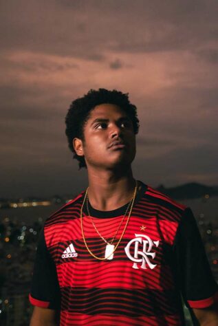 Nesta sexta, o Flamengo lançou seu novo primeiro uniforme, feito em homenagem à nação rubro-negra e inspirado nos bandeirões da arquibancada. O elenco estreará a camisa neste domingo, no jogo contra o Atlético-MG, pela Supercopa do Brasil.