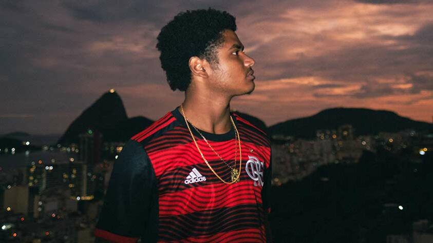 Nesta sexta, o Flamengo lançou seu novo primeiro uniforme, feito em homenagem à nação rubro-negra e inspirado nos bandeirões da arquibancada. O elenco estreará a camisa neste domingo, no jogo contra o Atlético-MG, pela Supercopa do Brasil.