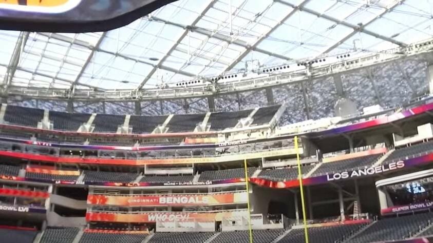 Possui o maior telão da história, com 109 metros de extensão, voltado para o lado de fora do estádio, podendo ser visto na cobertura do estádio.