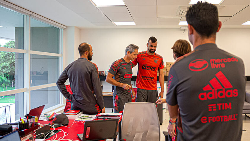 Fabrício Bruno foi apresentado nesta segunda-feira (9), no Ninho do Urubu, pouco antes de realizar as suas primeiras atividades no CT do Flamengo. O segundo reforço do clube para 2022 foi contratado por quatro temporadas, por R$ 15 milhões. Confira a seguir imagens do 1º dia do zagueiro!