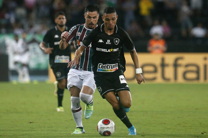 Fim da invencibilidade. O Botafogo jogou mal e perdeu para o Fluminense por 2 a 1 no Estádio Nilton Santos nesta quinta-feira, em jogo válido pela 5ª rodada do Campeonato Carioca. Após um primeiro tempo equilibrado, o Alvinegro não teve resposta para as alterações do Tricolor na etapa complementar. No lado do Glorioso, a equipe teve dificuldade de marcar Luiz Henrique. Veja as notas! (Por Sergio Santana - sergiosantana@lancenet.com.br)