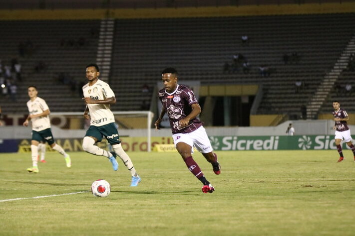 FERROVIÁRIA: Sobe - Gegê, atacante, foi um dos pilares das poucas boas chances ofensivas criadas pela equipe. Todos os lances de perigo passaram pelo jogador.  //  Desce - O sistema defensivo da Ferrinha não conseguiu segurar o ataque adversário. Além disso, “bateram cabeça” em momentos indevidos da partidas e deixaram passar dois gols.